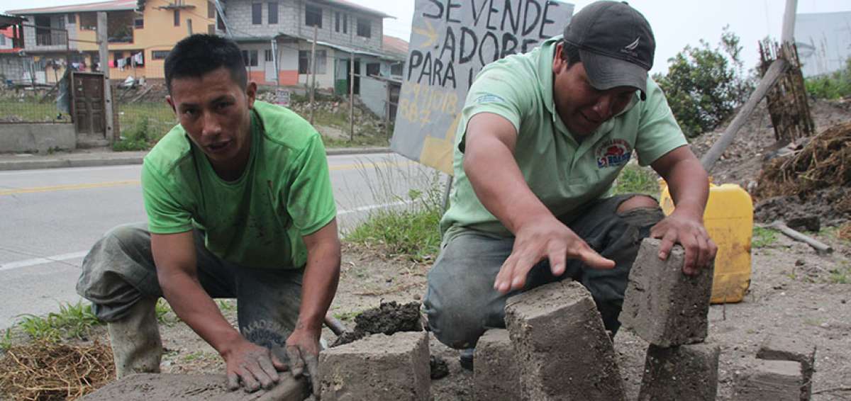 Luis Rumipuya y su ayudante colocan los bloques de adobe que exihen en la carretera Cuenca - Gir&oacute;n - Pasaje, en la provincia de Azuay. All&iacute; elaboran estos materiales de construcci&oacute;n con t&eacute;cnicas ancestrales.      