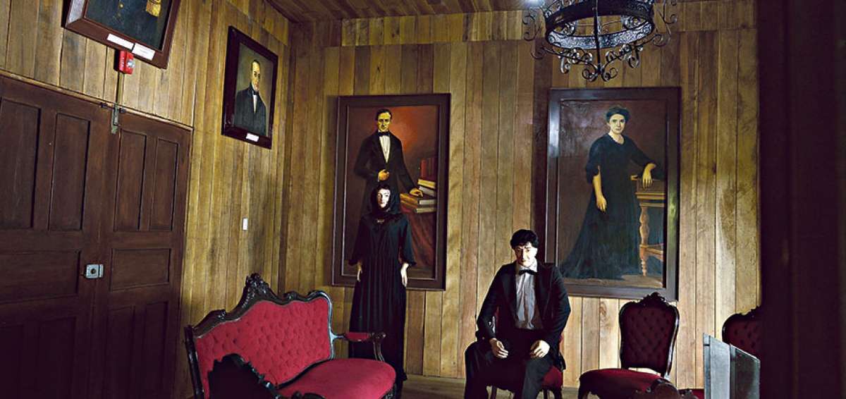 En el r&uacute;stico inmueble se colocaron figuras de Olmedo y su esposa, Mar&iacute;a Rosa Icaza, en poses que sugieren que vigilan sus propiedades.