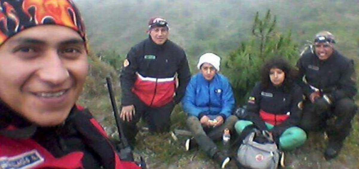 Selfie de los rescatistas con los j&oacute;venes monta&ntilde;istas.