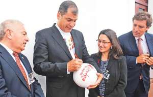 En el marco de la ceremonia de cambio de guardia de ayer, el Mandatario firm&oacute; el bal&oacute;n. Cortes&iacute;a Presidencia | El Tel&eacute;grafo.