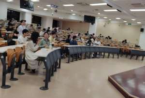 El campus de la Universidad de Beijing funciona como una pequeña ciudad: residencia, restaurantes, papelería, tienda y hasta peluquería para los estudiantes chinos y extranjeros.