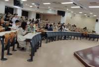 El campus de la Universidad de Beijing funciona como una pequeña ciudad: residencia, restaurantes, papelería, tienda y hasta peluquería para los estudiantes chinos y extranjeros.