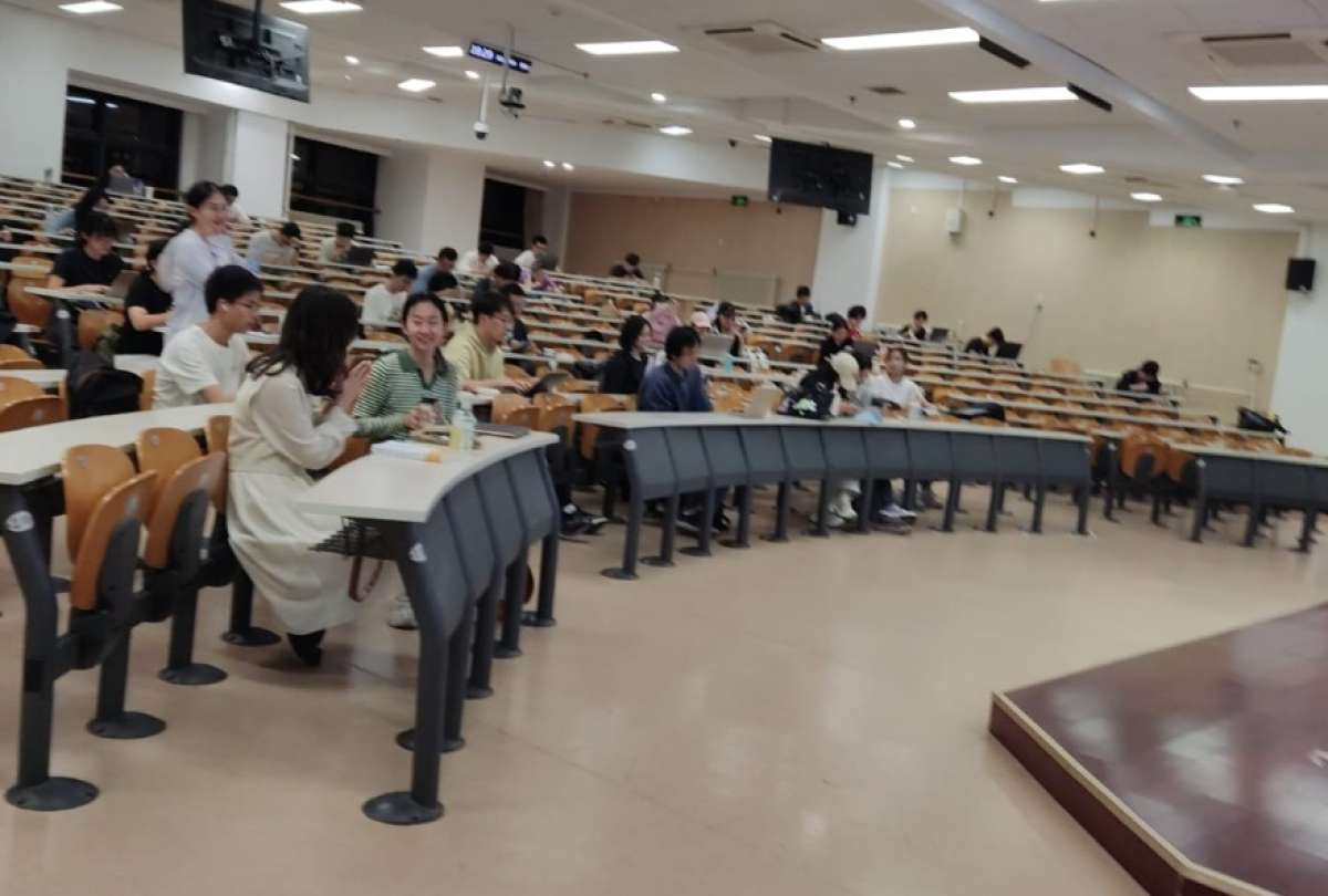 El campus de la Universidad de Beijing funciona como una pequeña ciudad: residencia, restaurantes, papelería, tienda y hasta peluquería para los estudiantes chinos y extranjeros.