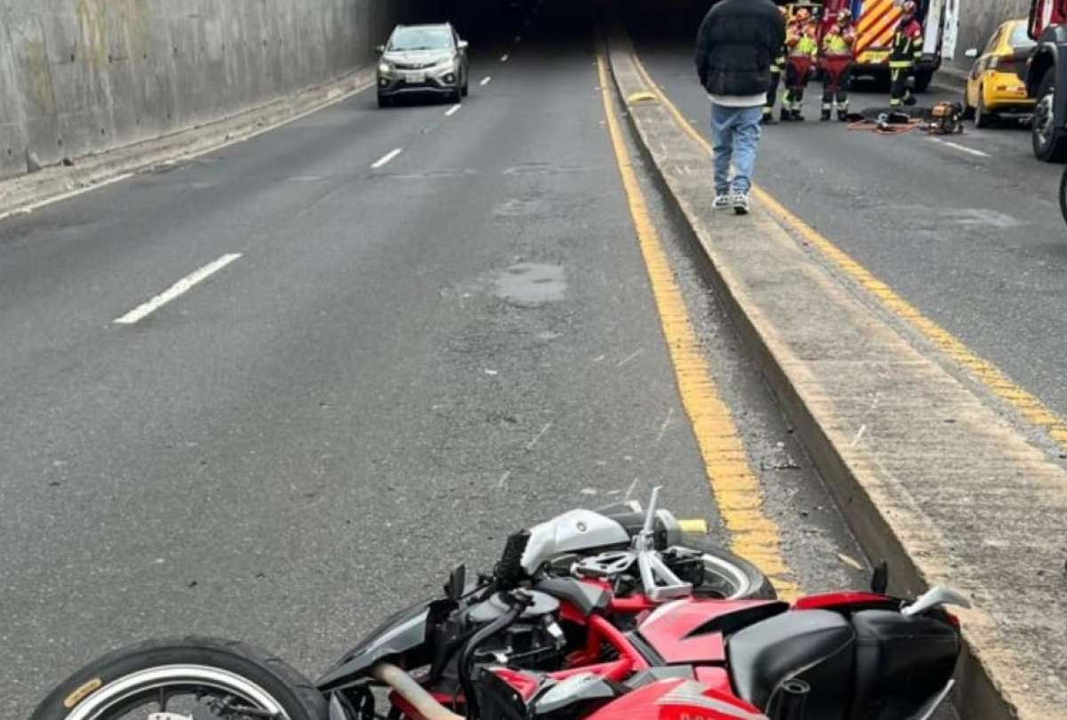 Un motociclista muri&oacute; en la av. Mariscal Sucre de Quito. Ocurri&oacute; este 1 de enero de 2025.