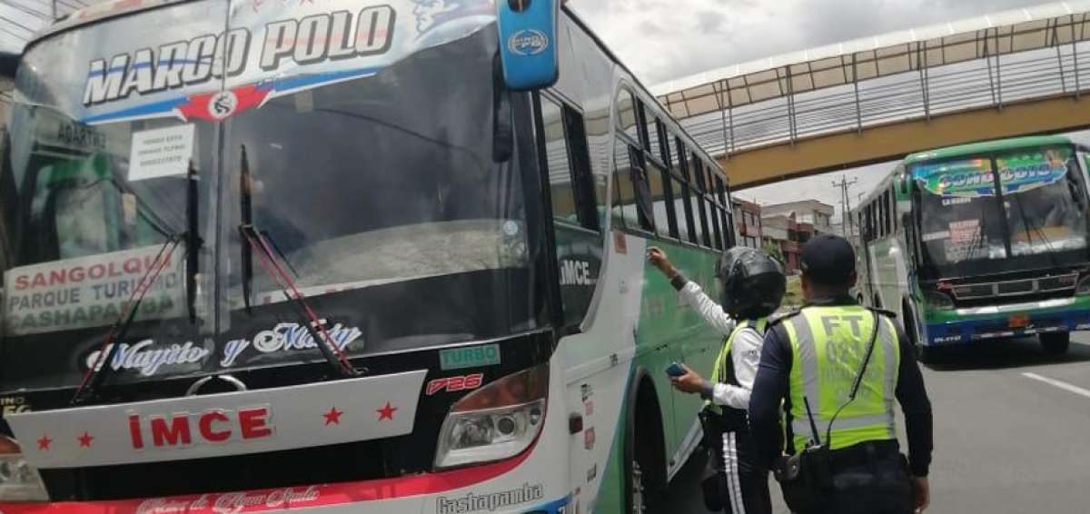 En la autopista Gral. Rumi&ntilde;ahui se realizaron operativos para evitar especulaci&oacute;n en las tarifas de transporte. 