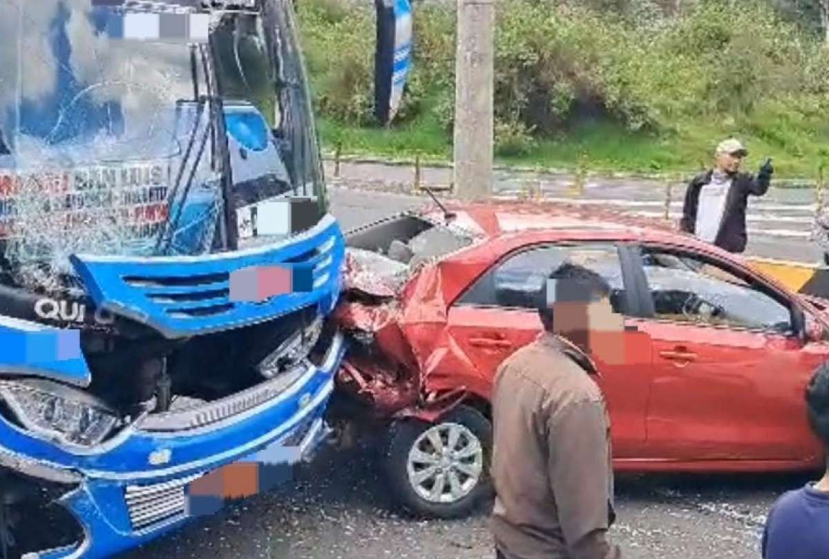 Cinco vehículos estuvieron implicados en un choque en el centro de Quito. 