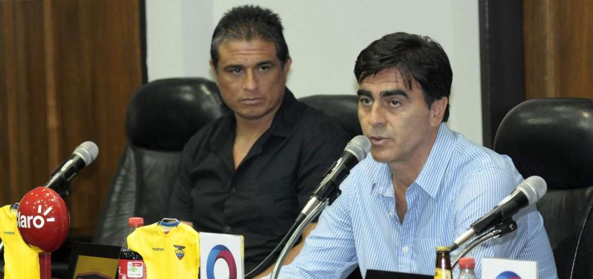 Entrenador de Ecuador hablando esta ma&ntilde;ana en rueda de prensa.