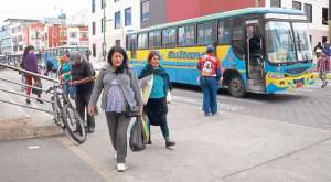 Los sospechosos merodean y escogen a sus v&iacute;ctimas mucho antes de que aborden. Una de las rutas m&aacute;s peligrosas es la San Felipe- La Calera. Foto: Silvia Osorio / para El Tel&eacute;grafo