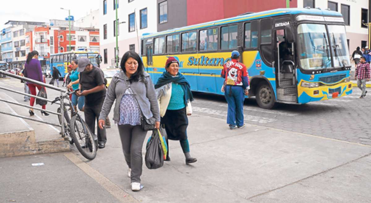 Los sospechosos merodean y escogen a sus v&iacute;ctimas mucho antes de que aborden. Una de las rutas m&aacute;s peligrosas es la San Felipe- La Calera. Foto: Silvia Osorio / para El Tel&eacute;grafo