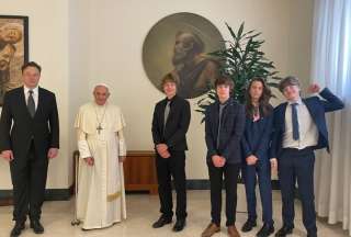 El millonario Elon Musk (izq.) acudió a la cita con el Papa Francisco junto a sus hijos.