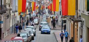 Las banderas flamean en varias calles y avenidas de Cuenca. El 3 de noviembre la urbe morlaca celebra 199 a&ntilde;os de independencia.