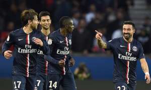 Ezeqiel Lavezzi (d.) celebra junto a sus compa&ntilde;eros del PSG el tercer tanto del conjunto parisino. Foto:AFP