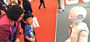 Los cuentahabientes del China Everbright Bank recibieron atenci&oacute;n de un peque&ntilde;o robot blanco.    