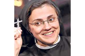 Sor Cristina recibe cr&iacute;ticas por su &lsquo;Like a Virgin&rsquo; (Video)