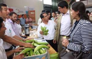 Diego Aulestia, ministro de Comercio Exterior, conoce los productos del sector exportador de Santo Domingo. Foto: @ComercioExtEc