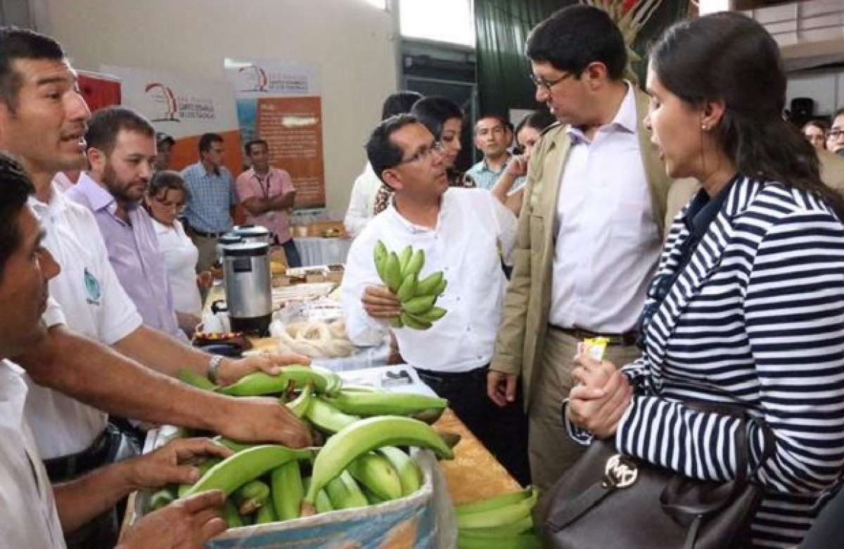 Diego Aulestia, ministro de Comercio Exterior, conoce los productos del sector exportador de Santo Domingo. Foto: @ComercioExtEc
