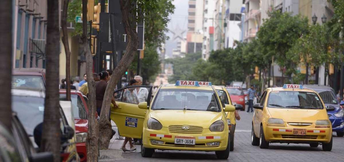 Taxistas implementan aplicaci&oacute;n para celulares
