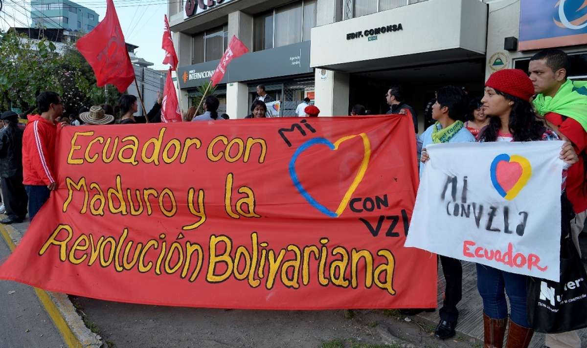 Ciudadanos ecuatorianos se concentraron en los bajos de la embajada de Venezuela para apoyar el actual r&eacute;gimen. Foto: Marco Salgado/El Tel&eacute;grafo