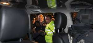 Carlos Pareja Yannuzzelli lleg&oacute; a Quito la noche del viernes desde los Estados Unidos para entregarse voluntariamente a la justicia. La polic&iacute;a le brind&oacute; resguardo.  