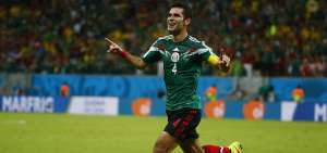 &rdquo;Rafa&rdquo; M&aacute;rquez festeja un gol con la selecci&oacute;n mexicana, con la que ha disputado los Mundiales de 2002, 2006, 2010 y 2014.