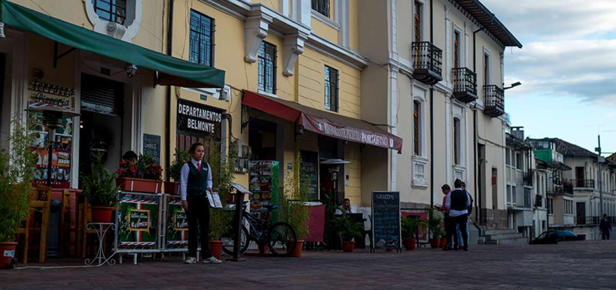 Otro de los atractivos del barrio San Blas es la plaza Belmonte, aqu&iacute; hay pizzer&iacute;as con sillas en el exterior.