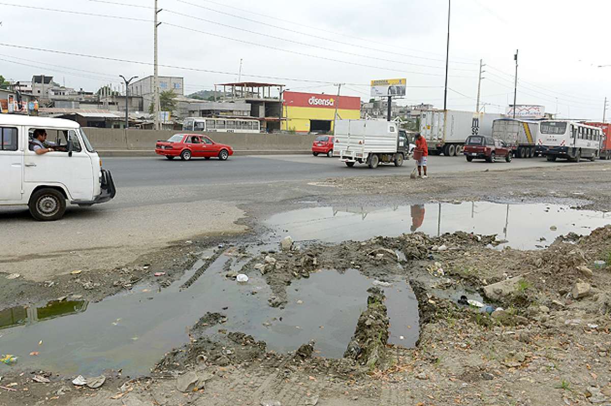 El agua sucia estancada, mezclada con detergente, proviene de las casas sin alcantarillado. Foto: Jos&eacute; Mor&aacute;n/El Tel&eacute;grafo