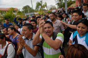 Un grupo de profesores, funcionarios y estudiantes de la Uleam, realizaron un plant&oacute;n en las inmediaciones de la Universidad. Foto: Rodolfo P&aacute;rraga / El Tel&eacute;grafo