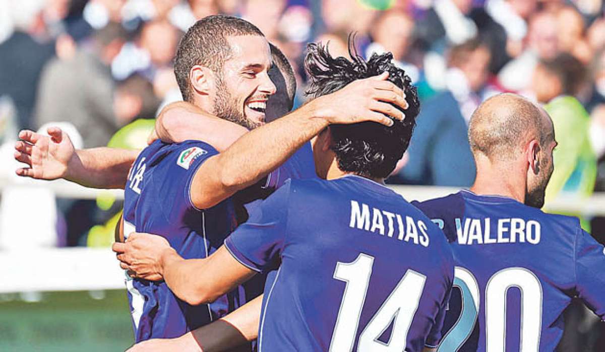 Los jugadores de la Fiorentina celebran uno de los cuatro goles con los que vencieron -el s&aacute;bado- al elenco del Frosinone. Foto: AFP