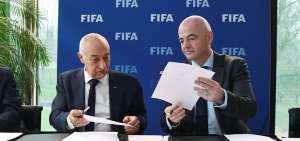 El presidente de la FIFPro, Philippe Piat (izq.), y el presidente de la FIFA, Gianni Infantino, firmaron el acuerdo.  