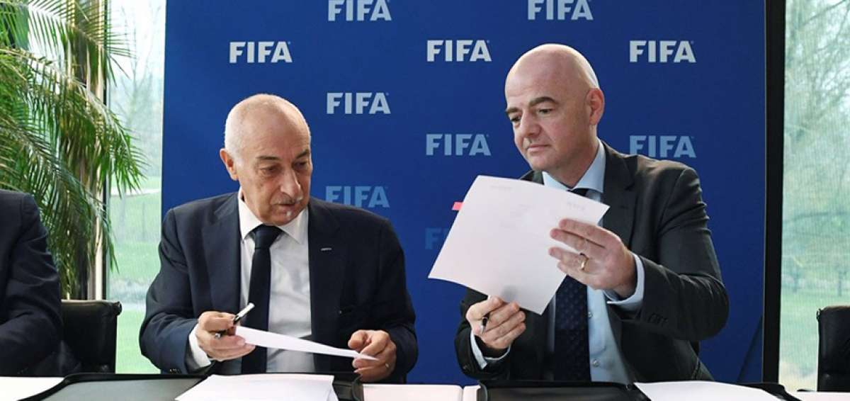 El presidente de la FIFPro, Philippe Piat (izq.), y el presidente de la FIFA, Gianni Infantino, firmaron el acuerdo.  