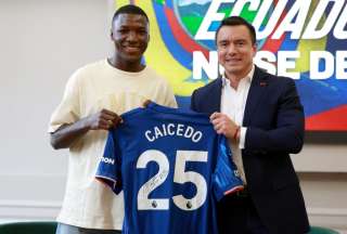 Moisés Caicedo le obsequió una camiseta autografiada del Chelsea al presidente Daniel Noboa. 
