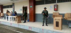 Miembros de las FF.AA. durante un simulacro de elecciones en Quito.