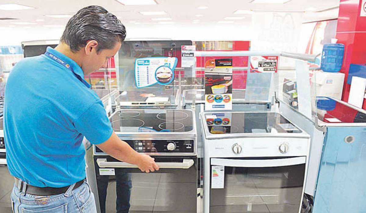 Los empleados de Artefacta manifestaron que hasta agosto vend&iacute;an un promedio de 10 cocinas a diario, pero este mes baj&oacute; a 5 la cifra. Foto: Eduardo Escobar / El Tel&eacute;grafo