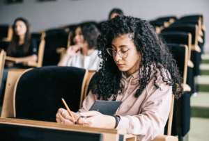  El Gobierno ha realizado acciones de cooperaci&oacute;n para conseguir m&aacute;s becas para estudiantes ecuatorianos. 