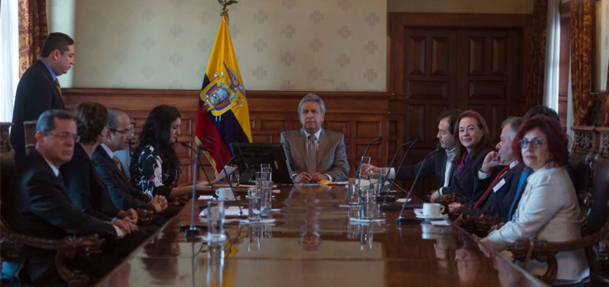 Moreno se reuni&oacute; con Xavier Zavala, Tatiana Hidrovo, Larissa Marangoni, Pablo D&aacute;vila, Pablo Vanegas, Carlos Rabascall, Andr&eacute;s Mideros, Rosana Alvarado y Mar&iacute;a Fernanda Espinosa, del Frente de Transparencia.