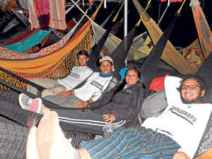 De derecha a  izquierda: Gabriel Echeverr&iacute;a, Pamela Mej&iacute;a, Manuel Varese y Nicol&aacute;s Malo descansan durante el viaje en Brasil. Foto: Cortes&iacute;a Nicol&aacute;s Malo.