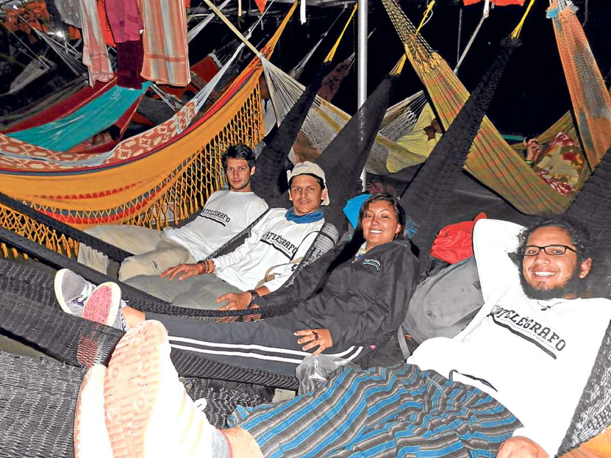De derecha a  izquierda: Gabriel Echeverr&iacute;a, Pamela Mej&iacute;a, Manuel Varese y Nicol&aacute;s Malo descansan durante el viaje en Brasil. Foto: Cortes&iacute;a Nicol&aacute;s Malo.