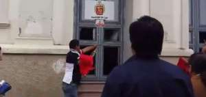 Supuestos estudiantes destruyeron puertas y ventanas del Teatro Bol&iacute;var en Loja.