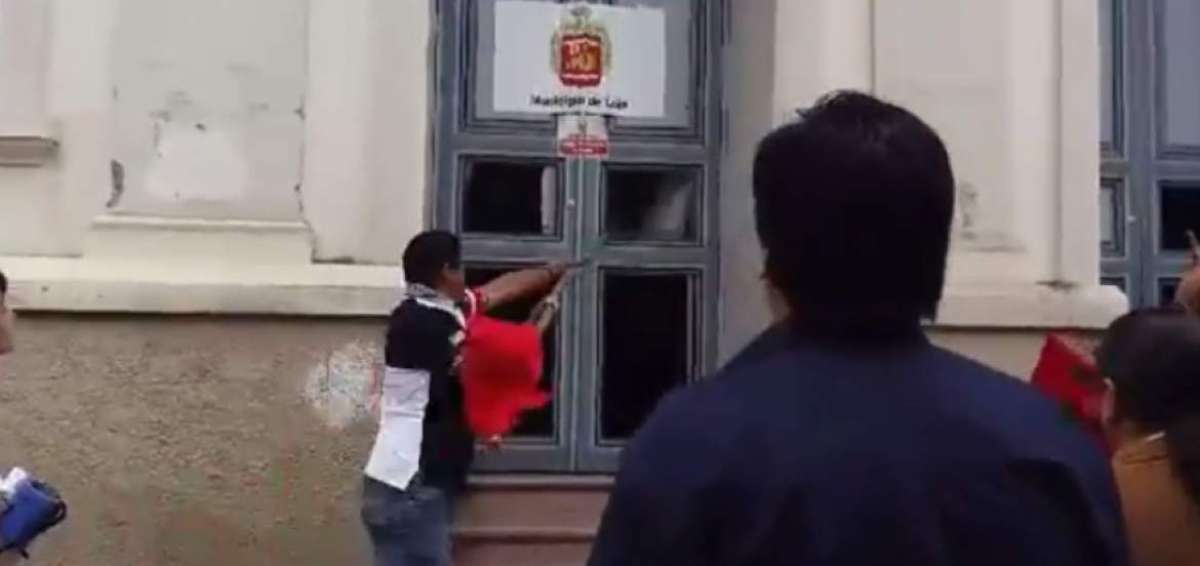 Supuestos estudiantes destruyeron puertas y ventanas del Teatro Bol&iacute;var en Loja.