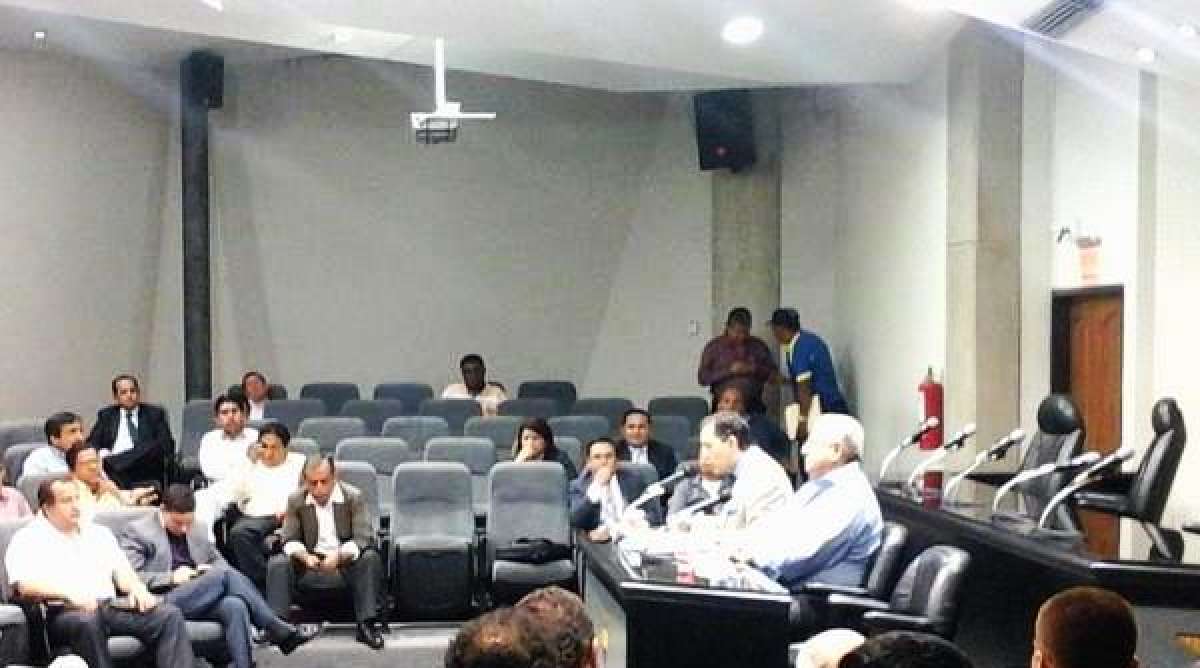 La reuni&oacute;n se realiz&oacute; esta tarde en las instalaciones de la FEF. Foto: Tomada del twitter @AsoGuayas