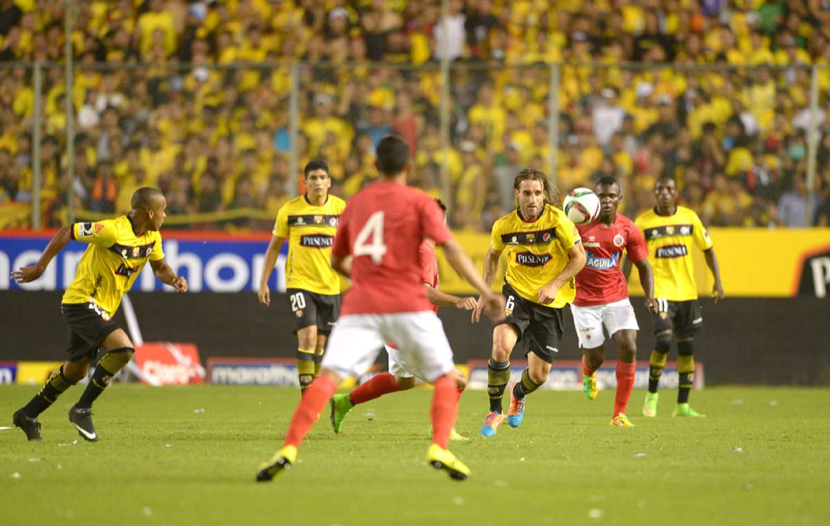 El volante Alejandro Frezzotti (c) controla el bal&oacute;n ante la marca del colombiano Gerardo Bedoya (oculto). Foto: Miguel Castro / El Tel&eacute;grafo