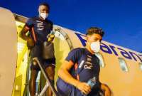 Jeremey Sarmiento (der.) y Sebastián Méndez descienden del avión, en Ciudad del Este. 