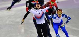 El patinador de velocidad Lim Hyo-jun, luego de ganar la prueba de 1.500 metros de short-track.