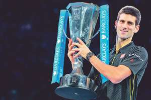 Novak Djokovic muestra el trofeo de campe&oacute;n del ATP Masters de Londres. Luego ten&iacute;a previsto realizar un juego de exhibici&oacute;n ante Andy Murray. Foto: Afp