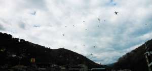 En agosto sucede una particularidad en el valle de Portovelo, los &aacute;rboles se quedan sin hojas, pero el cielo se viste de cometas de papel de seda.