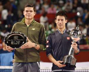 Milos Raonic y Kei Nishikori posan con sus trofeos obtenidos luego de la final en Tokio, Jap&oacute;n. Foto: AFP