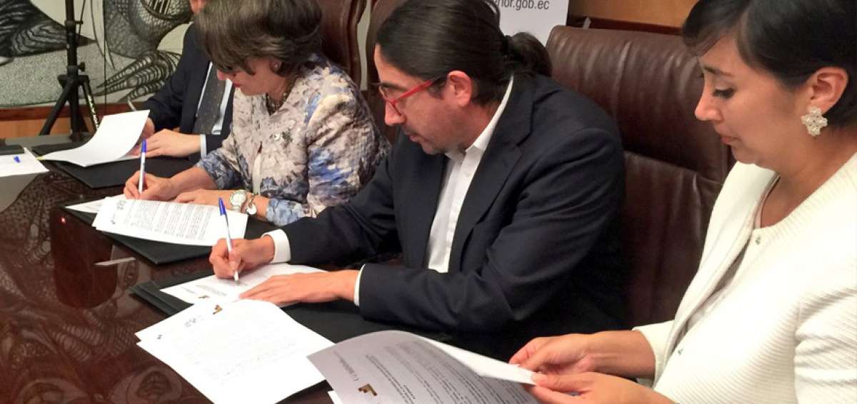 Senescyt firma convenio para becas de movilidad acad&eacute;mica