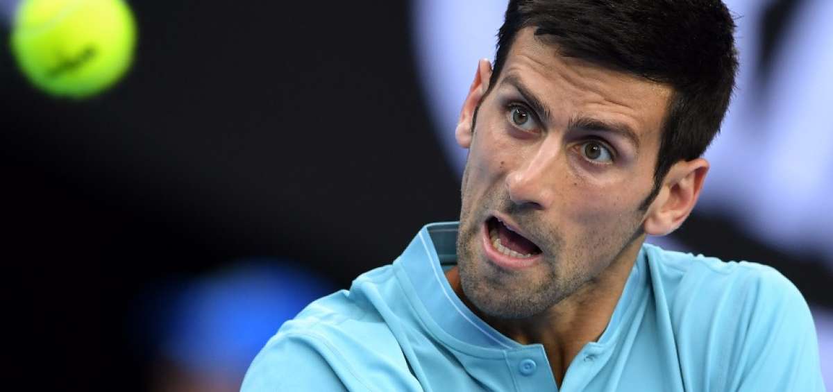 Novak Djokovic mira fijamente la pelota antes de ejecutar una devoluci&oacute;n. El triunfo de ayer lo consigui&oacute; en 2 horas y 20 minutos.