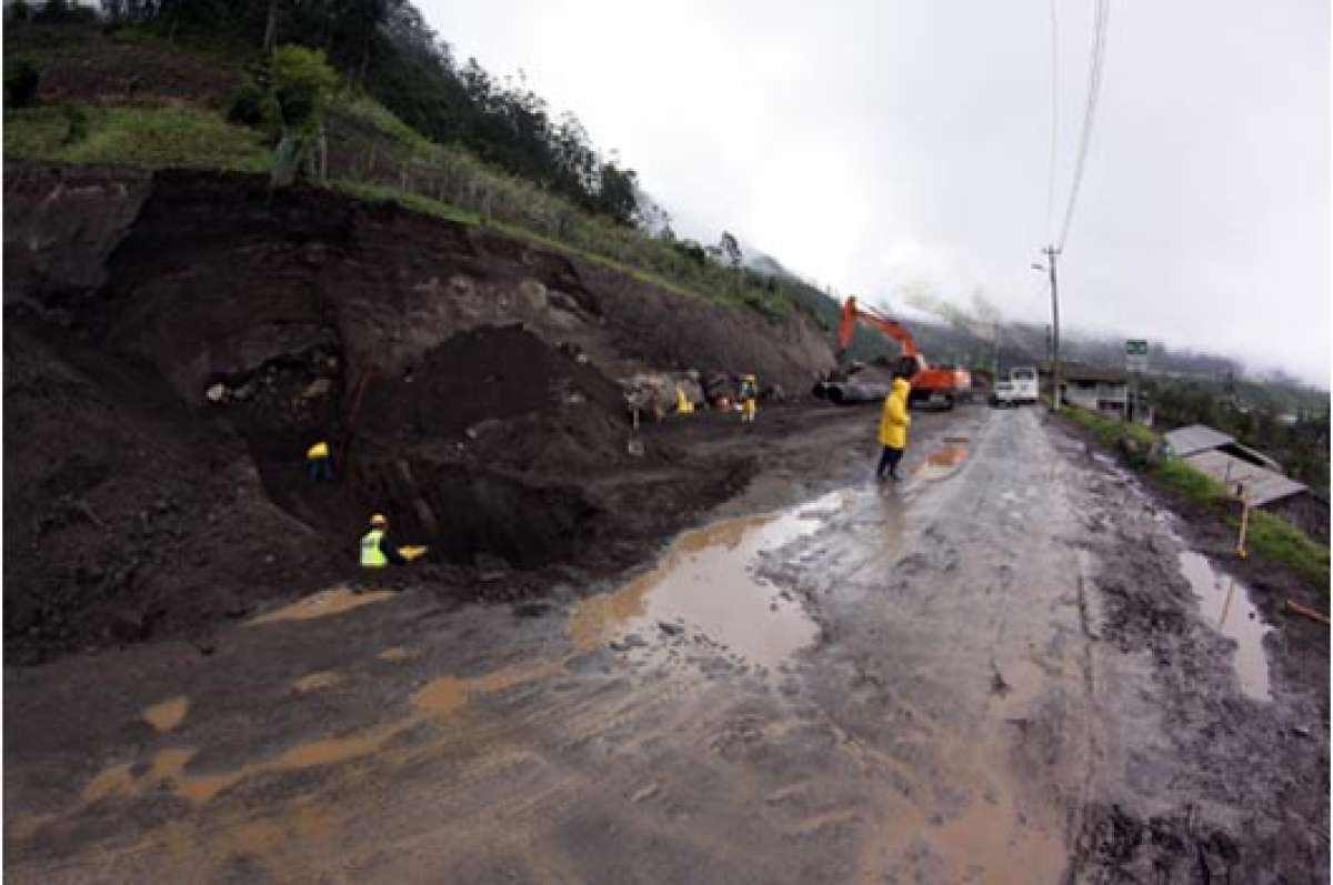 Los 1.200 kil&oacute;metros de la red vial en Tungurahua cuentan con sistema de drenaje y cunetas. Foto: Roberto Ch&aacute;vez│El Tel&eacute;grafo