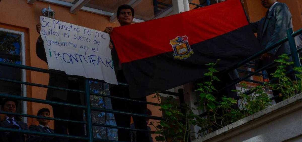Los estudiantes del colegio Mont&uacute;far acudieron ayer a la Junta de Protecci&oacute;n de Derechos del Municipio de Quito para pedir una revisi&oacute;n de la sanci&oacute;n.